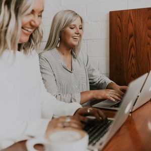 Zwei Frauen benutzen Laptops